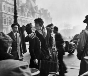 L'un des baisers les plus célèbres de la photographie : Le "Baiser de l'Hotel De Ville"
