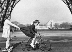 Les plus belles oeuvres de Robert Doisneau : le remorqueur du Champ de Mars