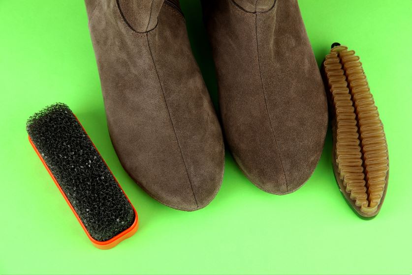 matériel pour nettoyer des chaussures en daim
