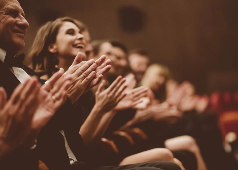 public qui applaudit au theatre